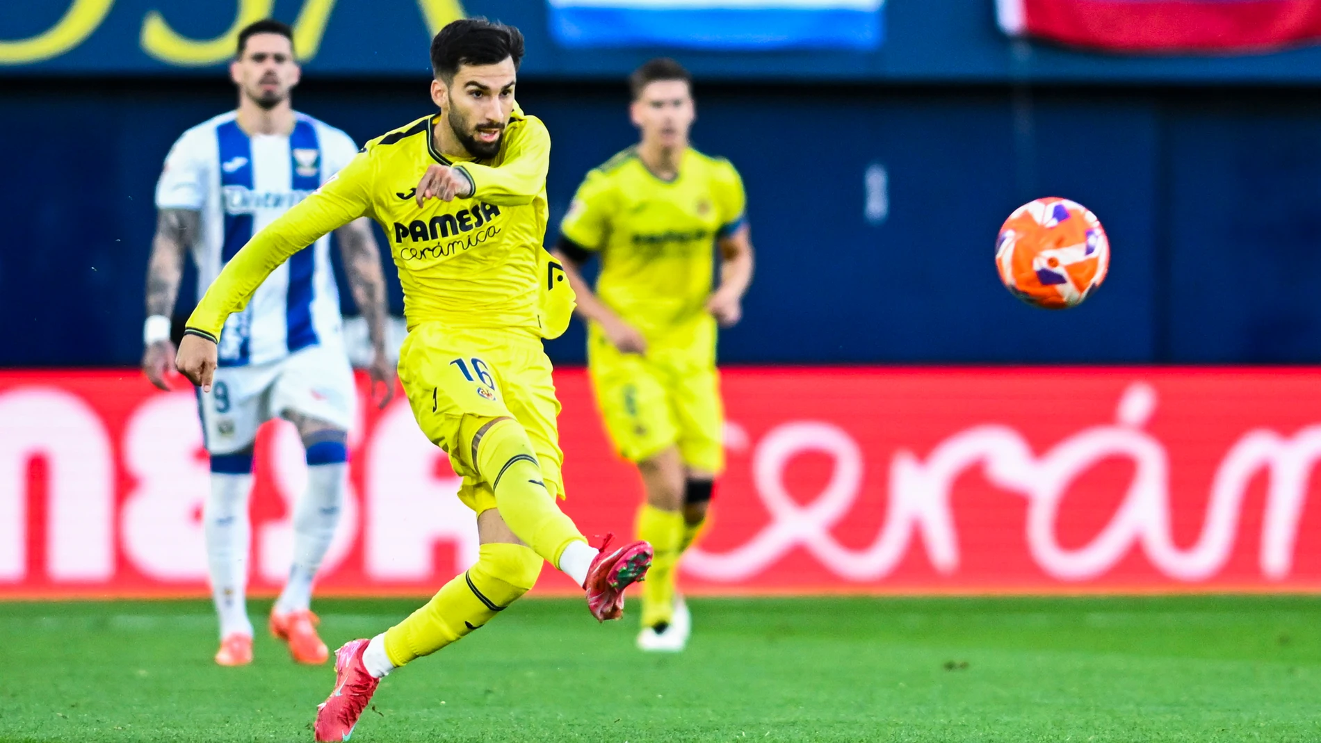 VILLARREAL (CASTELLÓN), 14/05/2025.- El centrocampista del Villarreal Álex Baena, durante el partido de la jornada 36 de LaLiga EA Sports que Villarreal CF y CD Leganés disputan este miércoles en el estadio de la Cerámica. EFE/Andreu Esteban