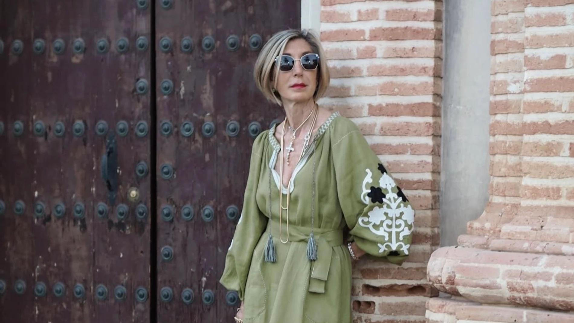 Influencer +50 con alpargatas de cuña.