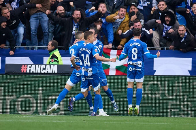 Deportivo Alaves v Valencia CF - LaLiga EA Sports