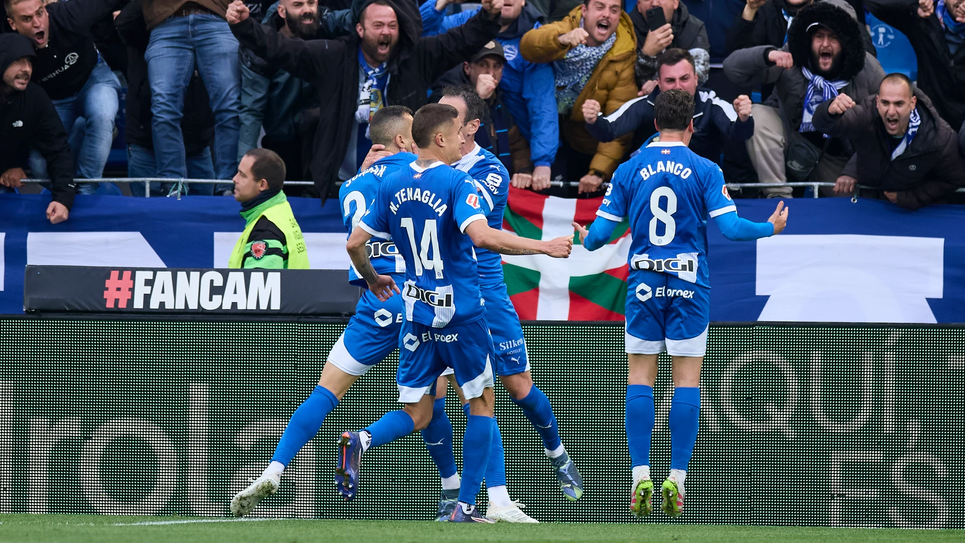 Joan Jordan of Deportivo Alaves celebrates after scoring the team's first goal during the LaLiga EA Sports match between Deportivo Alaves and Valencia CF at Mendizorrotza on May 14, 2025, in Vitoria, Spain. AFP7 14/05/2025 ONLY FOR USE IN SPAIN