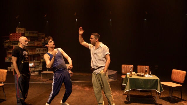 Francesco Carril, en el centro, vuelve a destacar en su papel protagonista