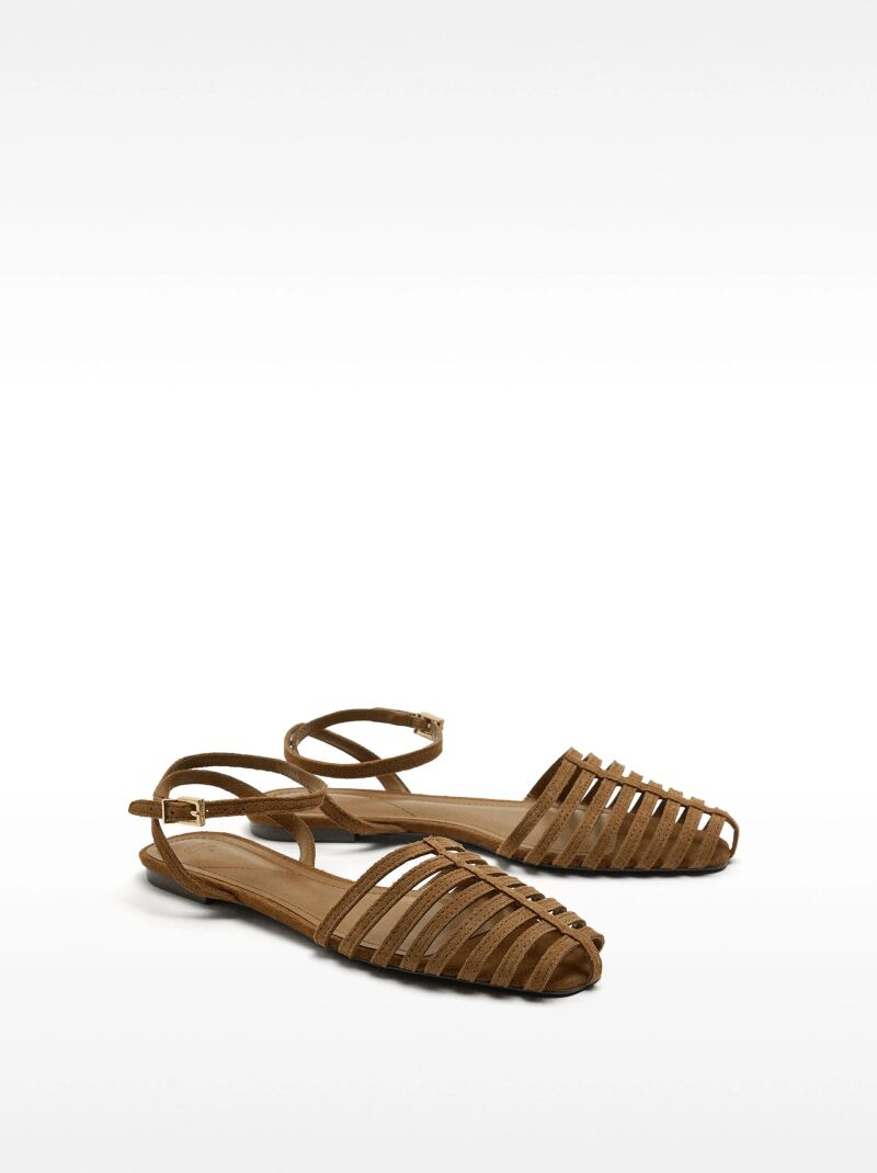 Sandalias de piel planas cangrejeras.