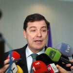 Mañueco atiende a la prensa en los pasillos de las Cortes