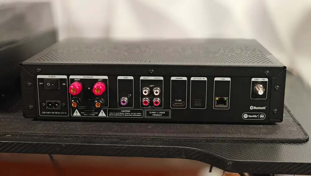 Detalle de las conexiones de la Teufel Kombo 62