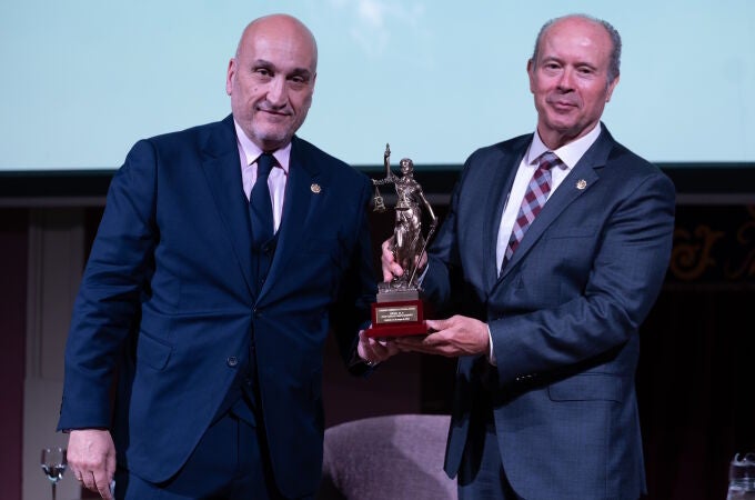 Juan Carlos Campo recibe el premio de manos de Fernando Santiago