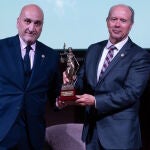 Juan Carlos Campo recibe el premio de manos de Fernando Santiago