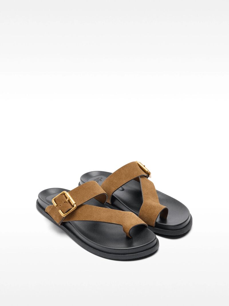 Sandalias de piel con tiras y hebilla.