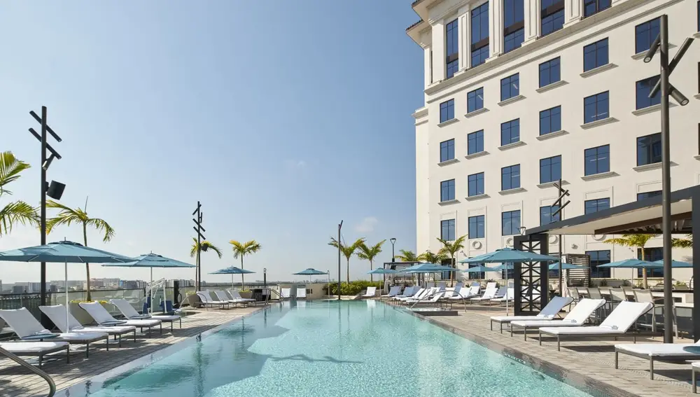 Tras un ajetreado día conociendo Miami, nada como relajarse en esta piscina