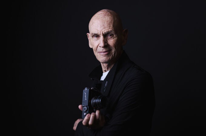 El veterano fotógrafo de 87 años posa para LA RAZÓN durante la inauguración de su exposición en Madrid