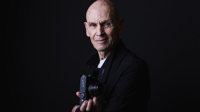 El veterano fotógrafo de 87 años posa para LA RAZÓN durante la inauguración de su exposición en Madrid