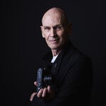 El veterano fotógrafo de 87 años posa para LA RAZÓN durante la inauguración de su exposición en Madrid