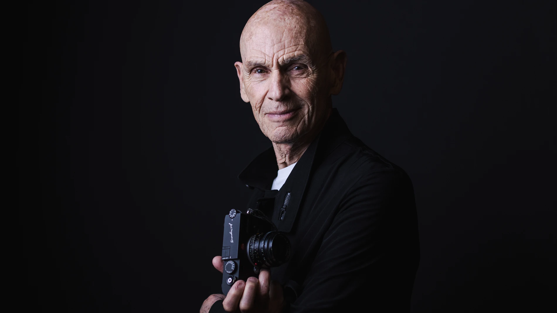 El veterano fotógrafo de 87 años posa para LA RAZÓN durante la inauguración de su exposición en Madrid