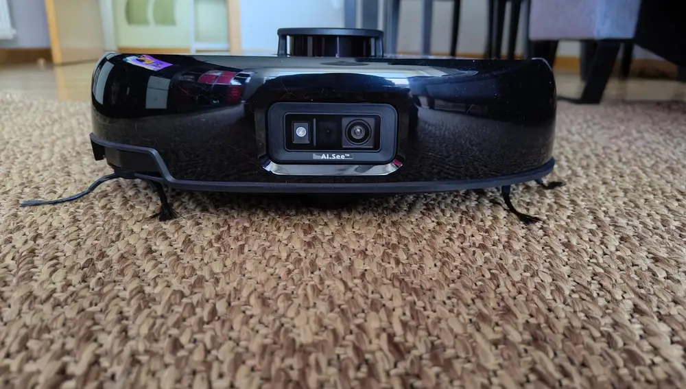 El Eufy Omni E25 aspirando una alfombra de pelo corto