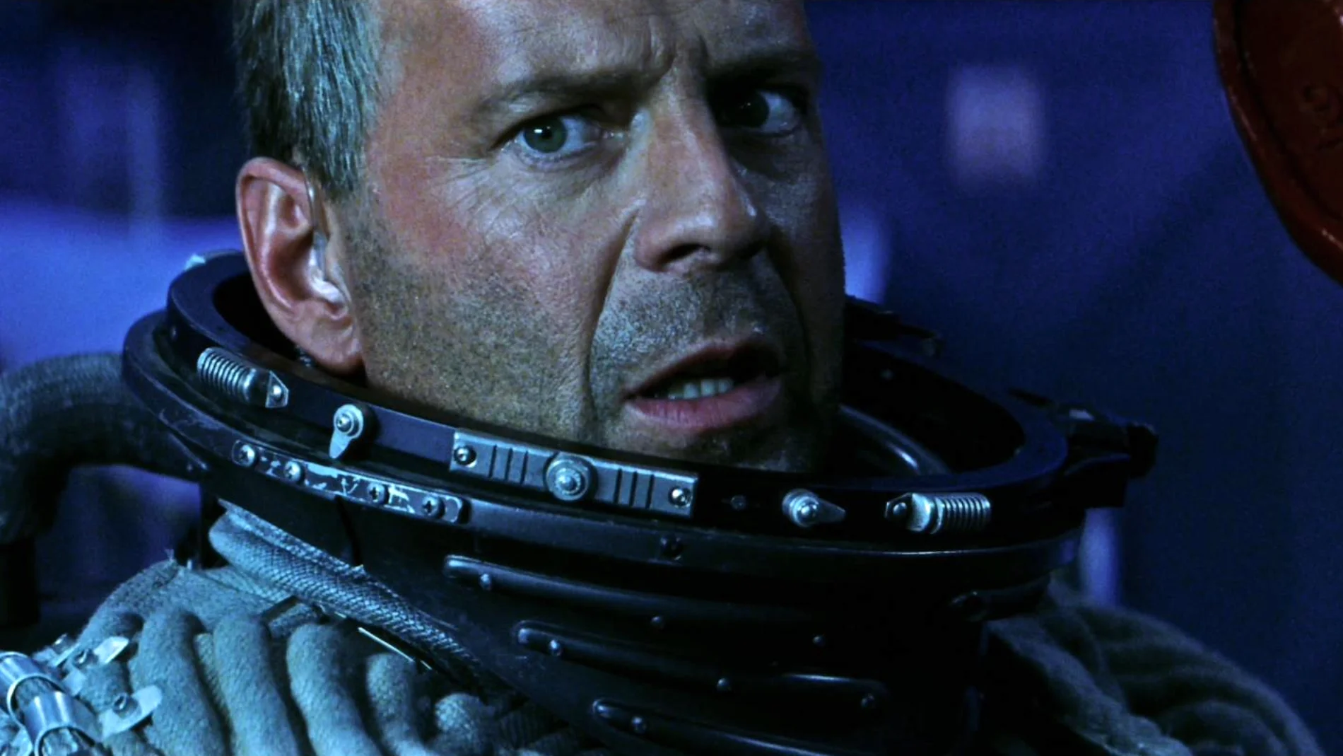 El protagonista, Bruce Willis, interpreta a un perforador de petróleo