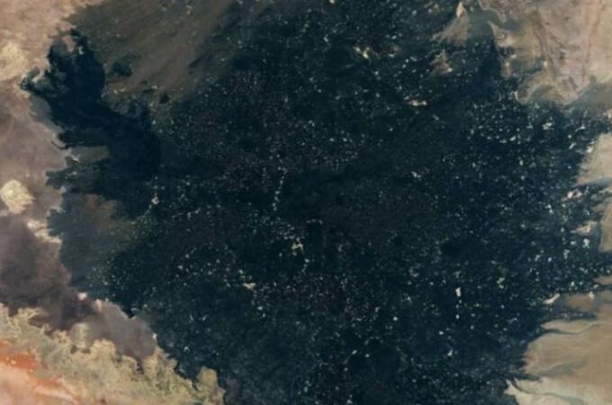 La NASA descubre una enigmática mancha negra en el desiento del Sáhara