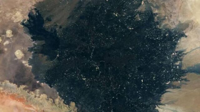 La NASA descubre una enigmática mancha negra en el desiento del Sáhara