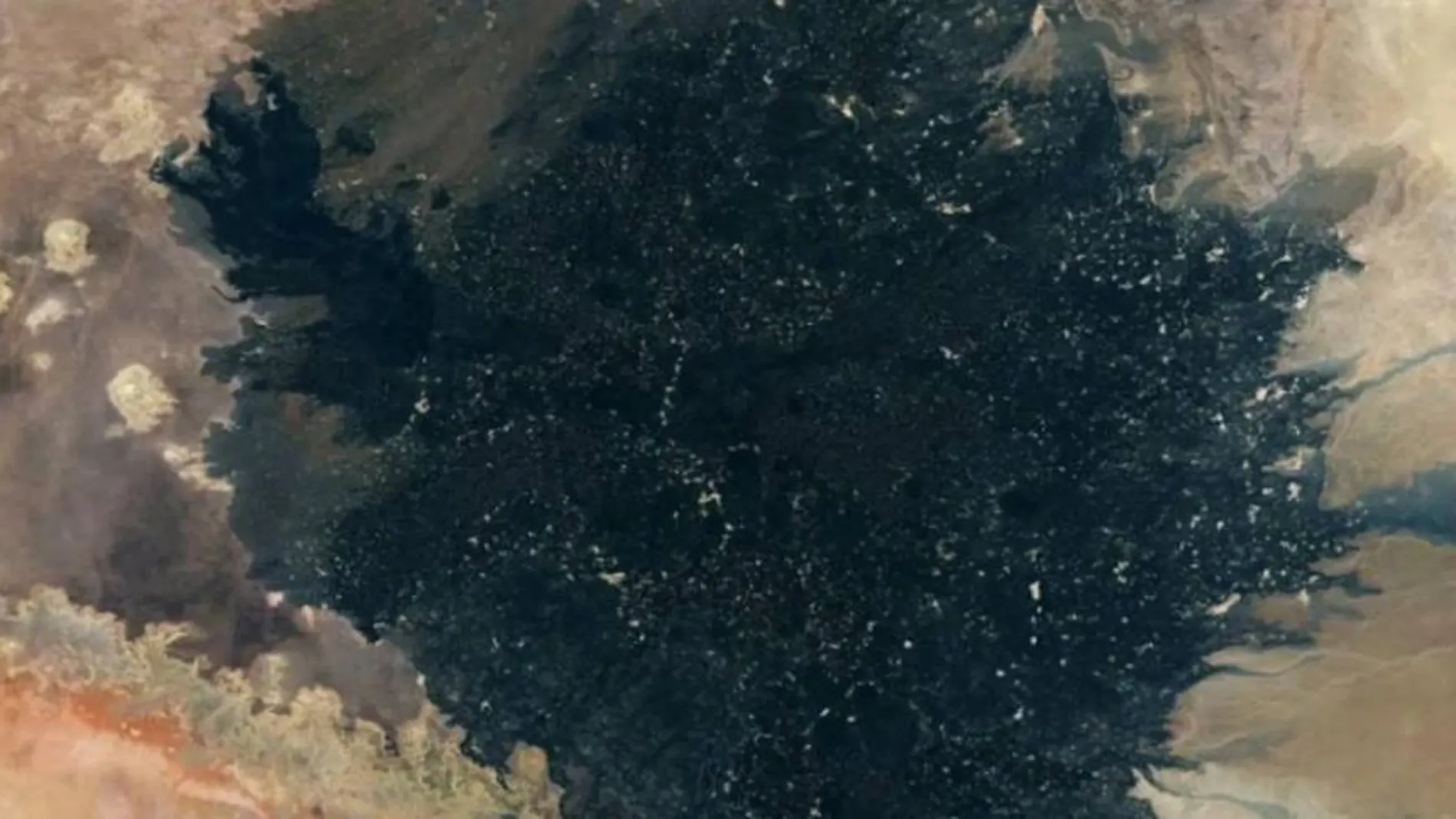 La NASA descubre una enigmática mancha negra en el desiento del Sáhara