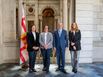 La comisionada de Acción Social de Barcelona Sonia Fuertes; la 5ª teniente de alcalde, Raquel Gil; el alcalde de Barcelona, Jaume Collboni, y la nueva comisionada de Promoción Económica, Nadia Quevedo