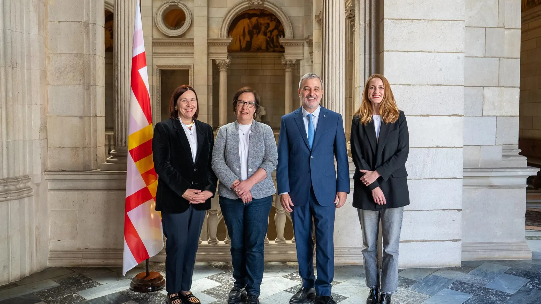 La comisionada de Acción Social de Barcelona Sonia Fuertes; la 5ª teniente de alcalde, Raquel Gil; el alcalde de Barcelona, Jaume Collboni, y la nueva comisionada de Promoción Económica, Nadia Quevedo
