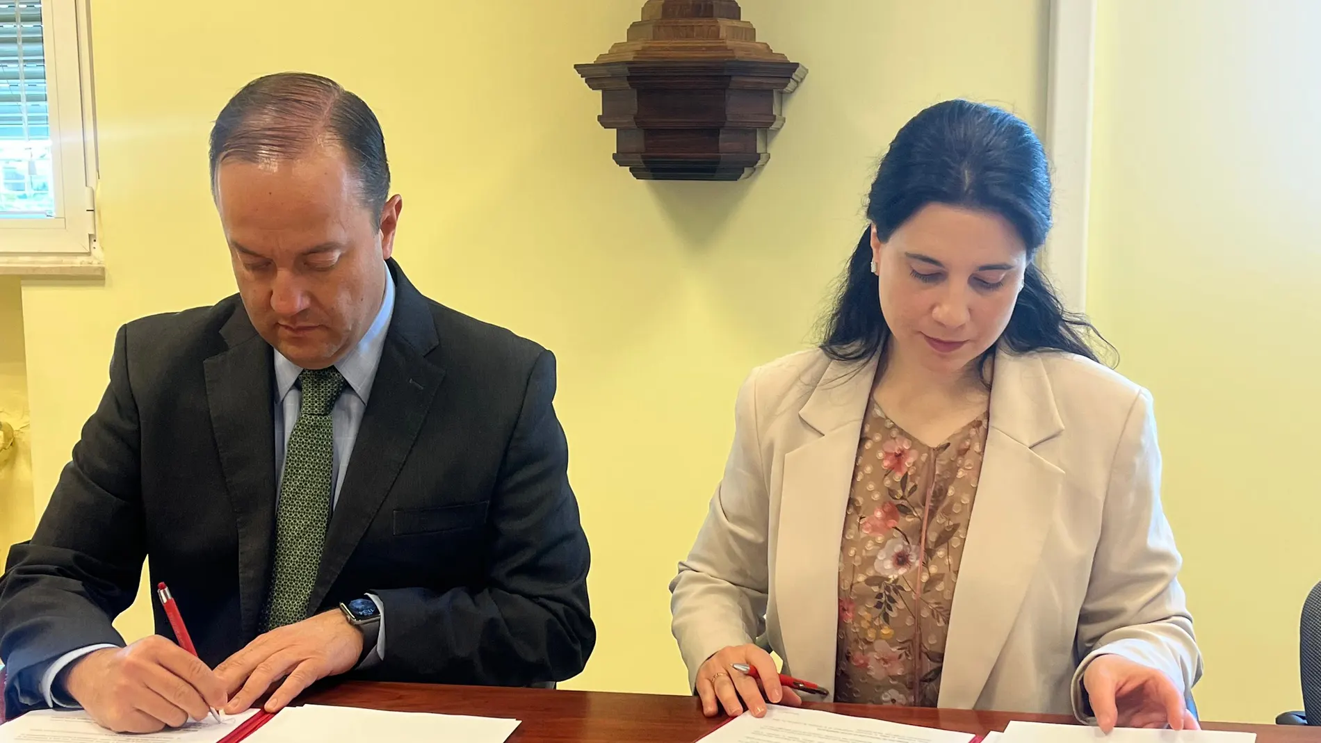 Jorge Enrique Franco, vicerrector de la Universidad Panamericana y Lourdes Miguel, vicerrectora de Ordenación Académica de la UCAV
