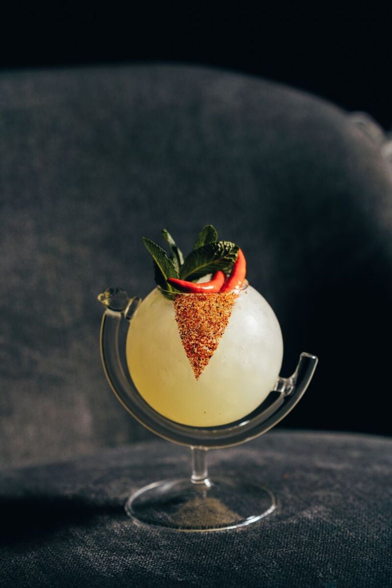 Picante en la Mora es un cóctel a base de mezcla joven, limón y agave, que termina con una reducción de tequila y chile