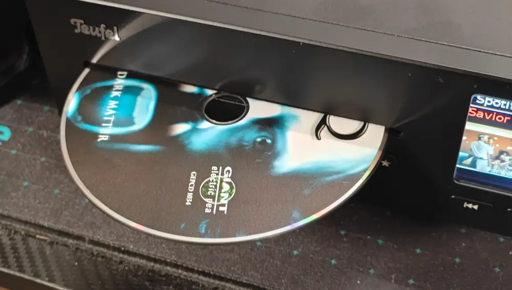 Un CD saliendo de la bandeja del reproductor