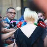 El abogado José Antonio Sires (i), y la mujer denunciante