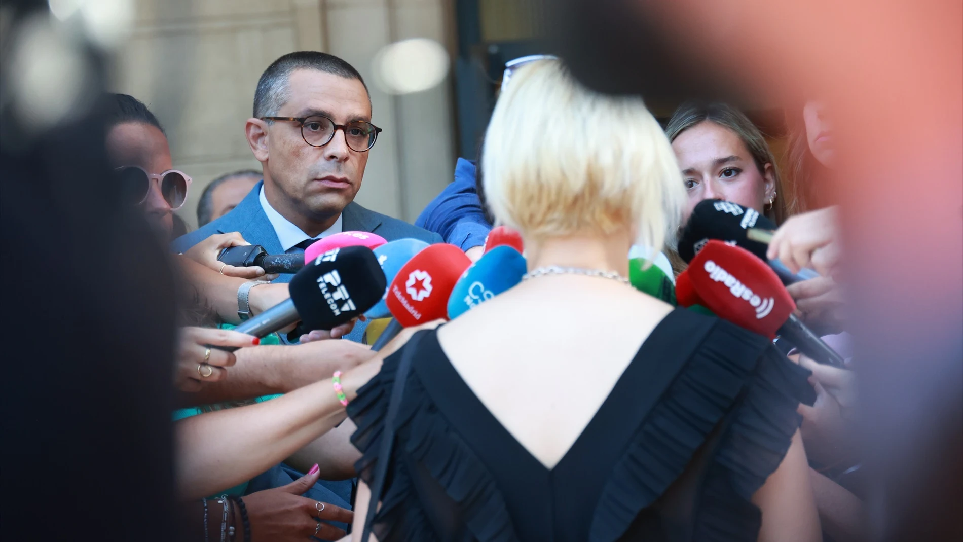 El abogado José Antonio Sires (i), y la mujer denunciante