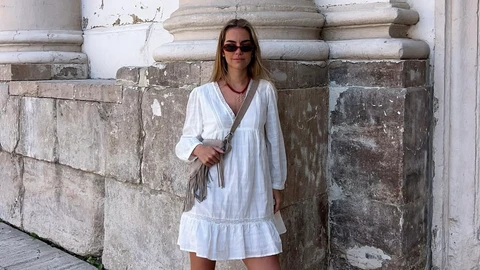 Influencer con vestido sueltecito.