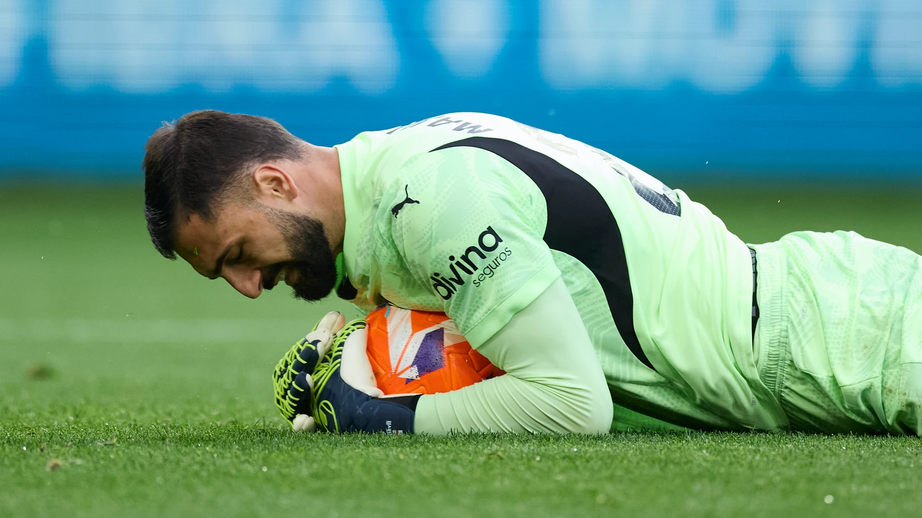 Giorgi Mamardashvili of Valencia CF in action during the LaLiga EA Sports match between Deportivo Alaves and Valencia CF at Mendizorrotza on May 14, 2025, in Vitoria, Spain. AFP7 14/05/2025 ONLY FOR USE IN SPAIN