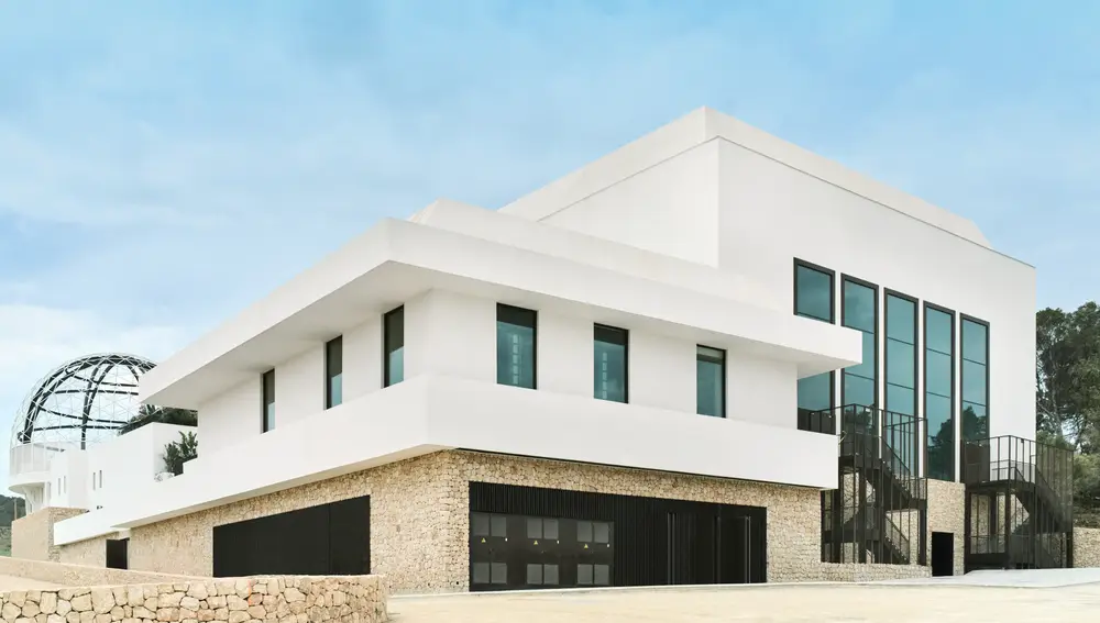 El edificio totalmente reformado al estilo ibicenco
