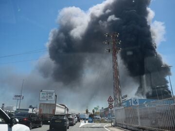 Piden a los vecinos de Alcalá de Guadaíra que se confinen por el incendio de una nave química
