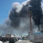 Piden a los vecinos de Alcalá de Guadaíra que se confinen por el incendio de una nave química