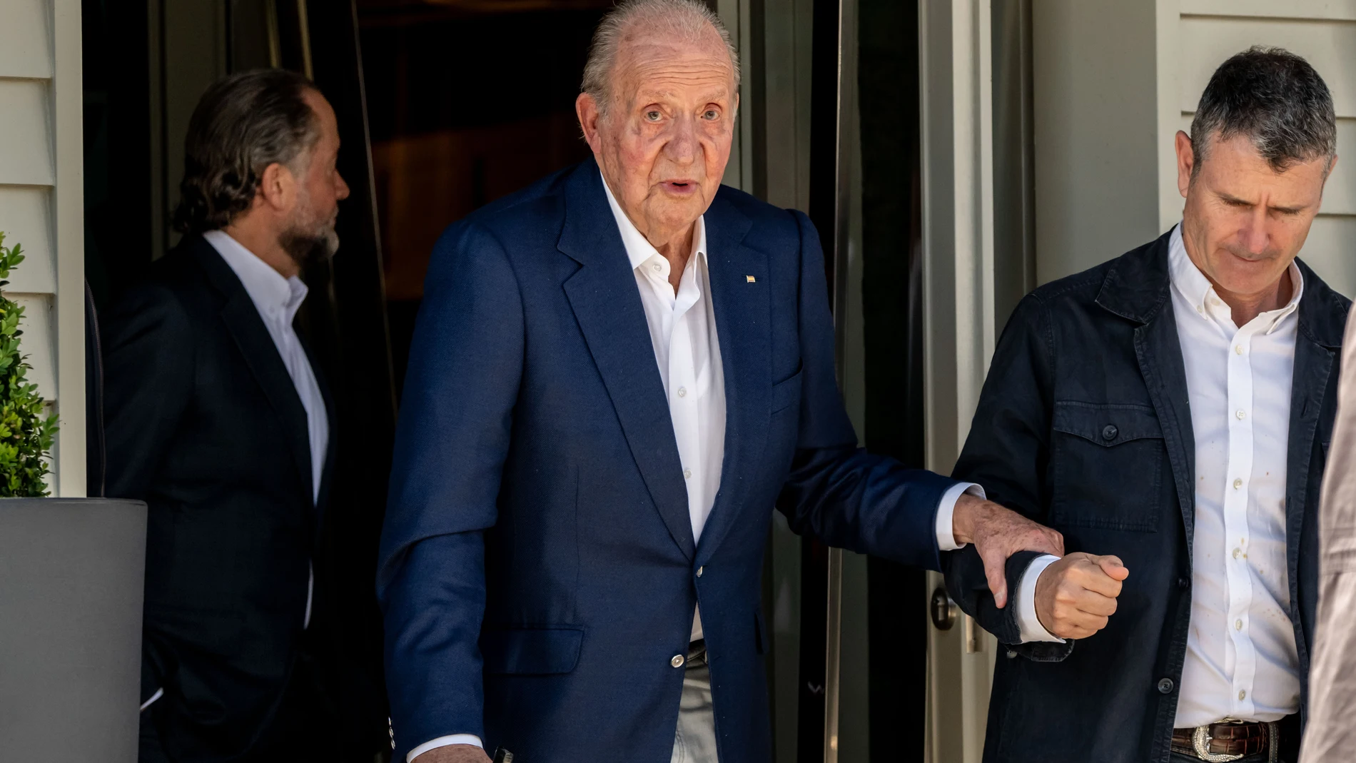 FOTODELDIA O GROVE (PONTEVEDRA), 14/05/2025.- El rey emérito Juan Carlos de Borbón y el presidente de Abanca, Juan Carlos Escotet (i), a su salida este miércoles, de un restaurante en O Grove (Pontevedra). EFE/ Brais Lorenzo