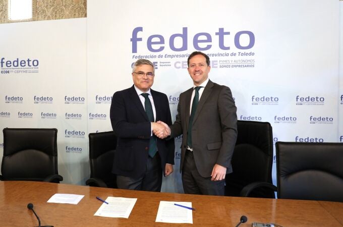 El alcalde de Toledo, Carlos Velázquez, y el presidente de Fedeto, Javier de Antonio Arribas, en la sede de la patronal 