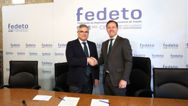 El alcalde de Toledo, Carlos Velázquez, y el presidente de Fedeto, Javier de Antonio Arribas, en la sede de la patronal 