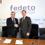 El alcalde de Toledo, Carlos Velázquez, y el presidente de Fedeto, Javier de Antonio Arribas, en la sede de la patronal 