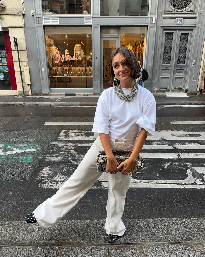 Influencer con camiseta blanca y vaqueros neutros.