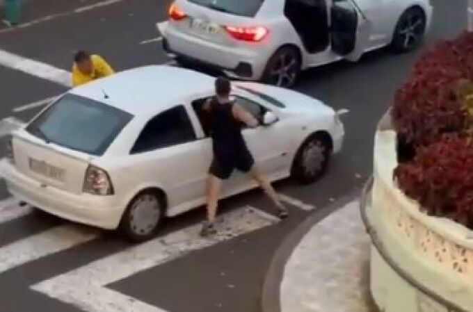 Graban una salvaje agresión en plena calle de Santa Cruz de Tenerife tras un incidente de tráfico