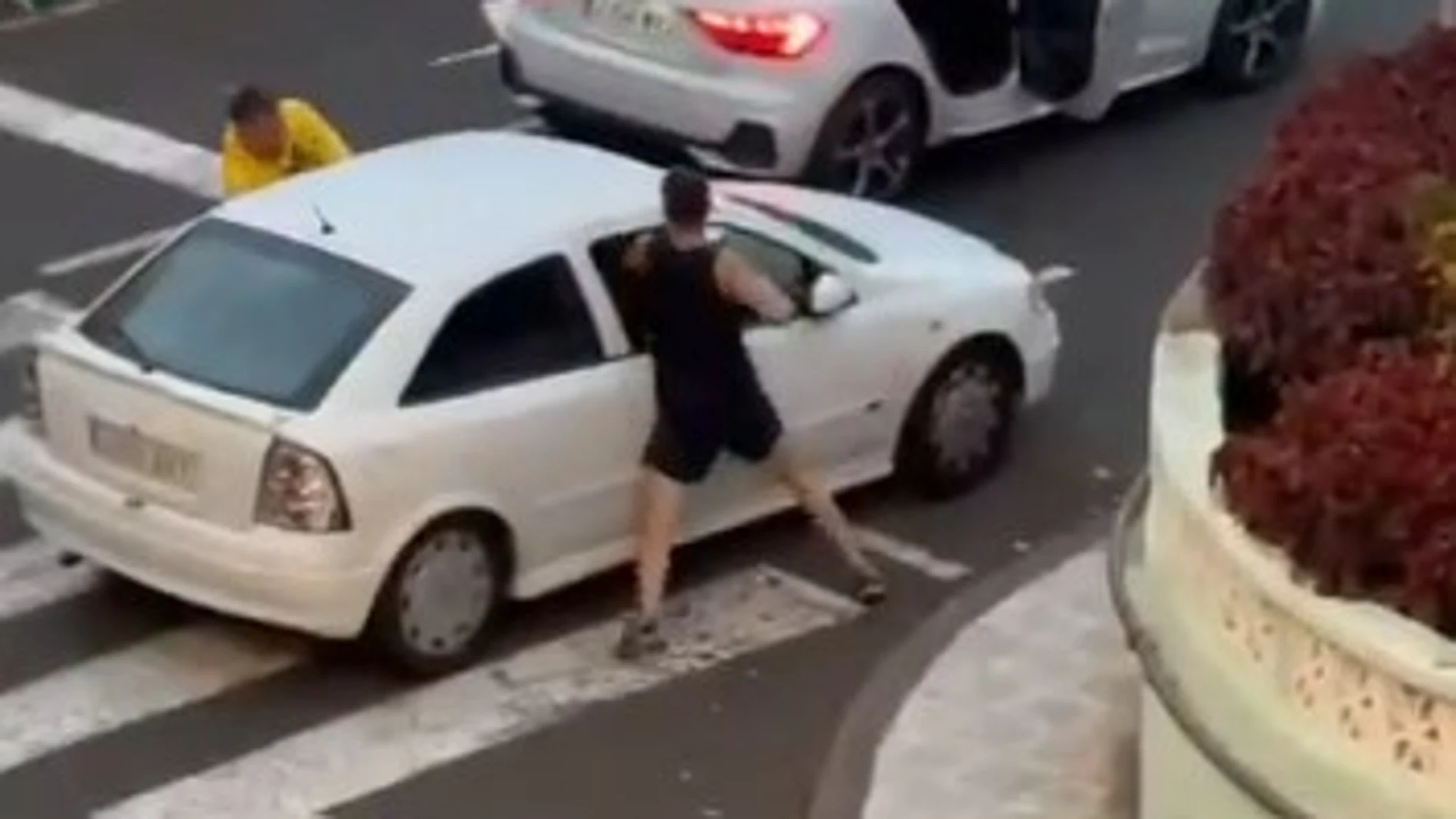Graban una salvaje agresión en plena calle de Santa Cruz de Tenerife tras un incidente de tráfico
