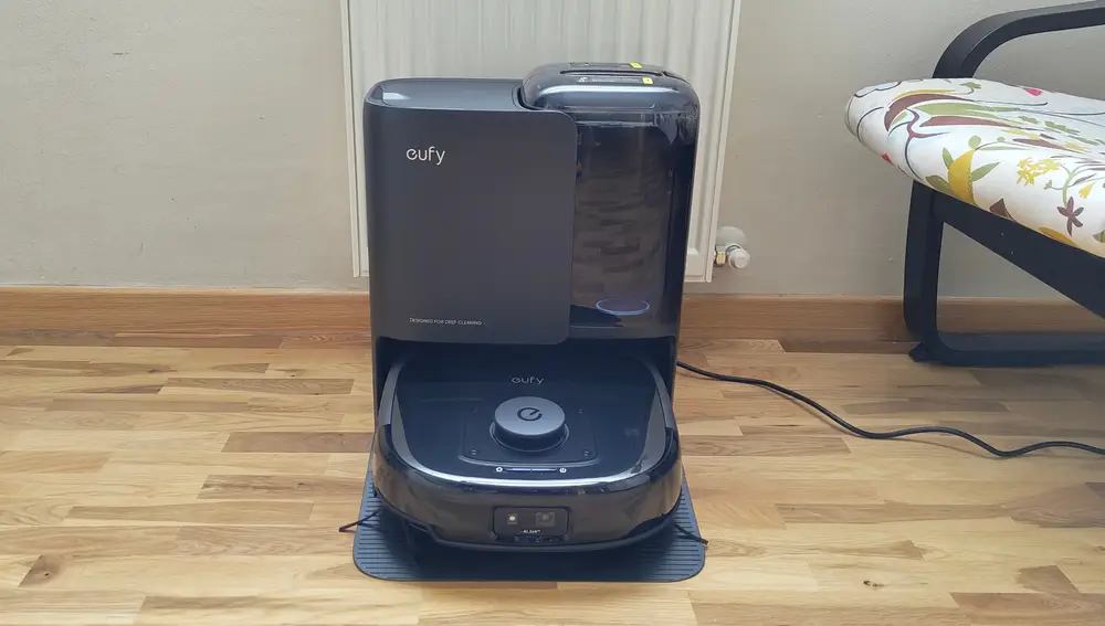 El Eufy Omni E25 recargándose en su base de carga