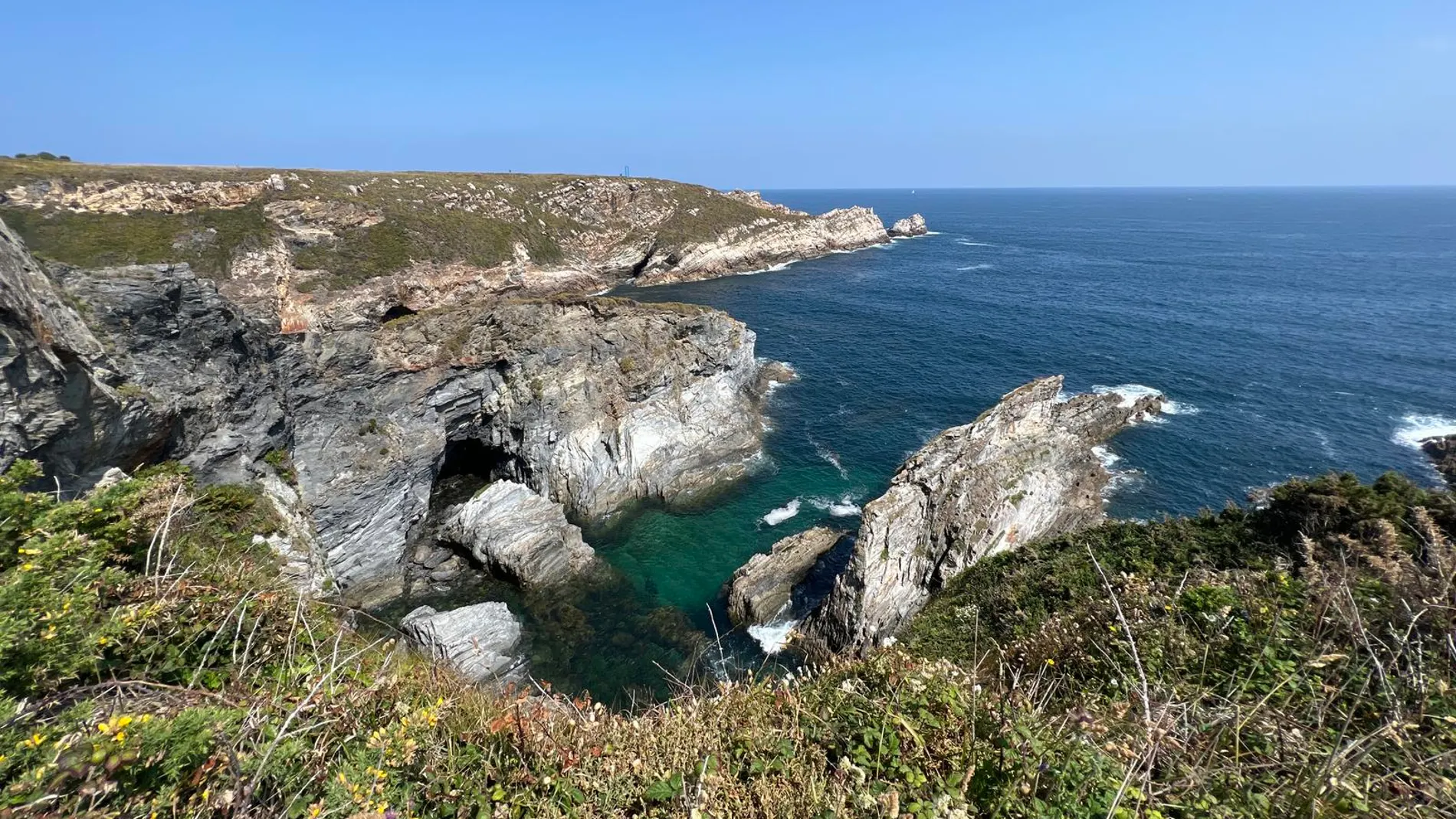Así es la senda costera más impresionante de Asturias con aguas más cristalinas que El Caribe