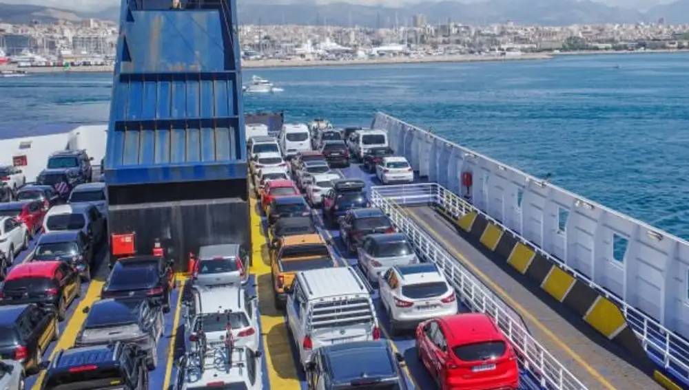 Un ferry carga vehículos en su interior