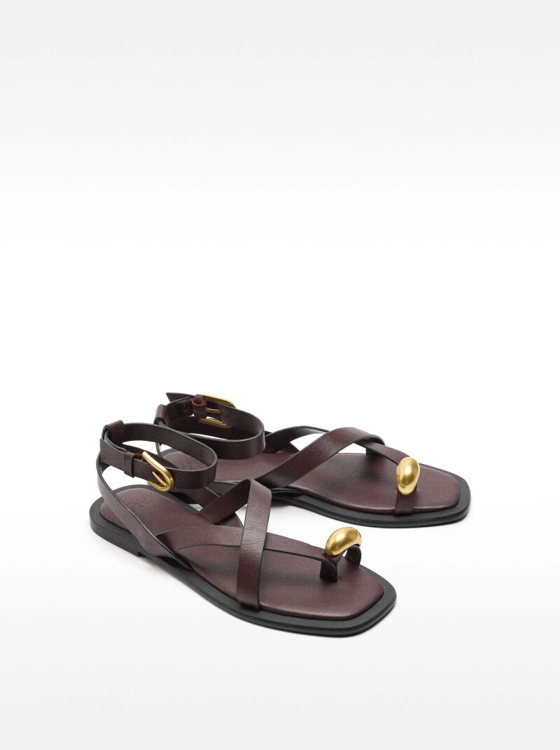 Sandalias de piel con tiras detalle metálico.