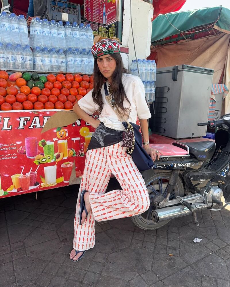 Influencer con camiseta blanca y vaqueros estampados.