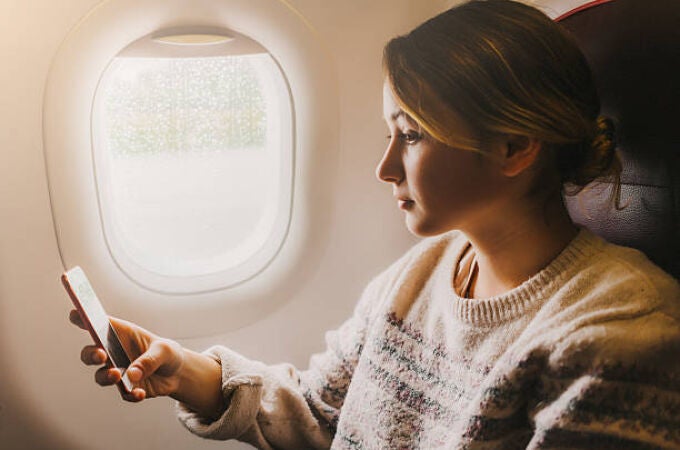 ¿Qué sucede realmente si no utilizas el modo avión en tu teléfono durante un vuelo?