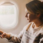 ¿Qué sucede realmente si no utilizas el modo avión en tu teléfono durante un vuelo?
