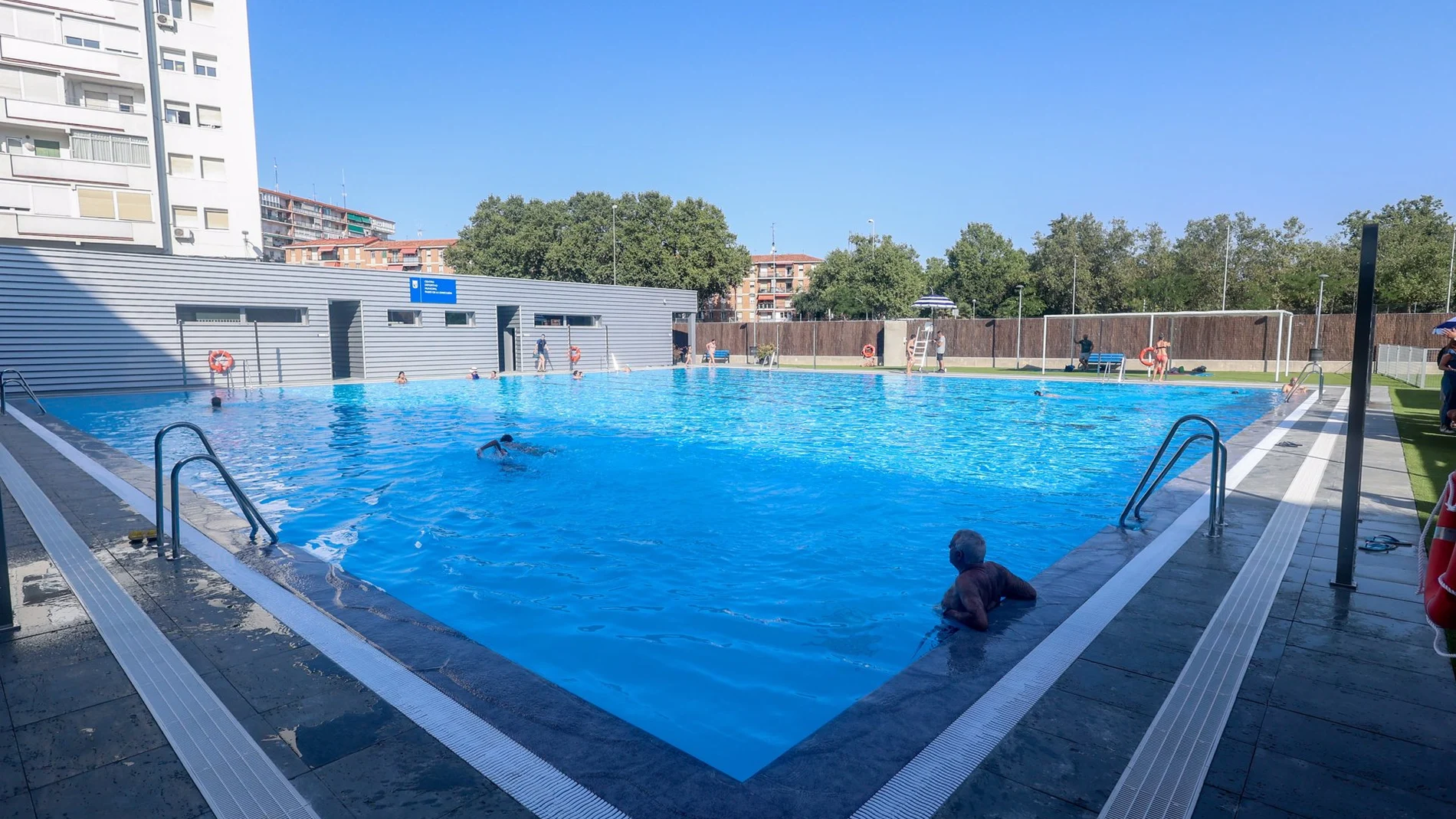 MADRID.-Los chapuzones regresan a las piscinas de la capital este jueves con una jornada de puertas abiertas por San Isidro