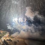 La playa del Cocó, en Alicante, en pleno lanzamiento de uno de los castillos de fuegos artificiales del concurso de Hogueras de San Juan