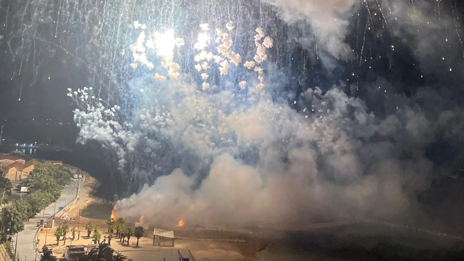La playa del Cocó, en Alicante, en pleno lanzamiento de uno de los castillos de fuegos artificiales del concurso de Hogueras de San Juan
